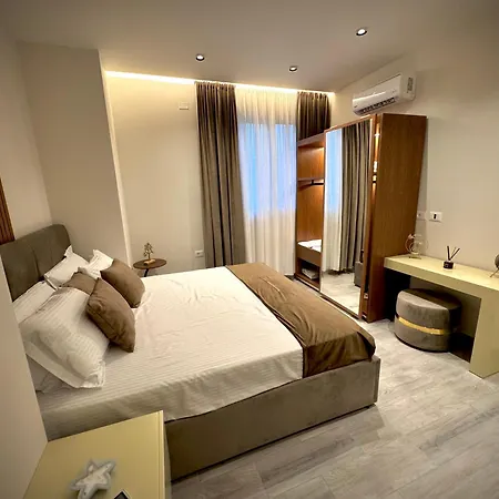 Roman Apartments アパート